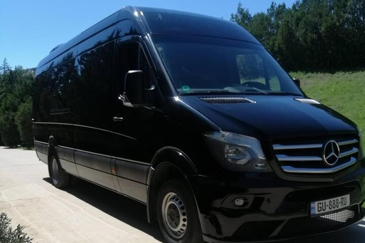 egy fekete busz parkol az úton