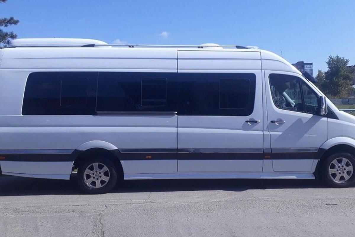 baltas mikroautobusas stovi automobilių stovėjimo aikštelėje
