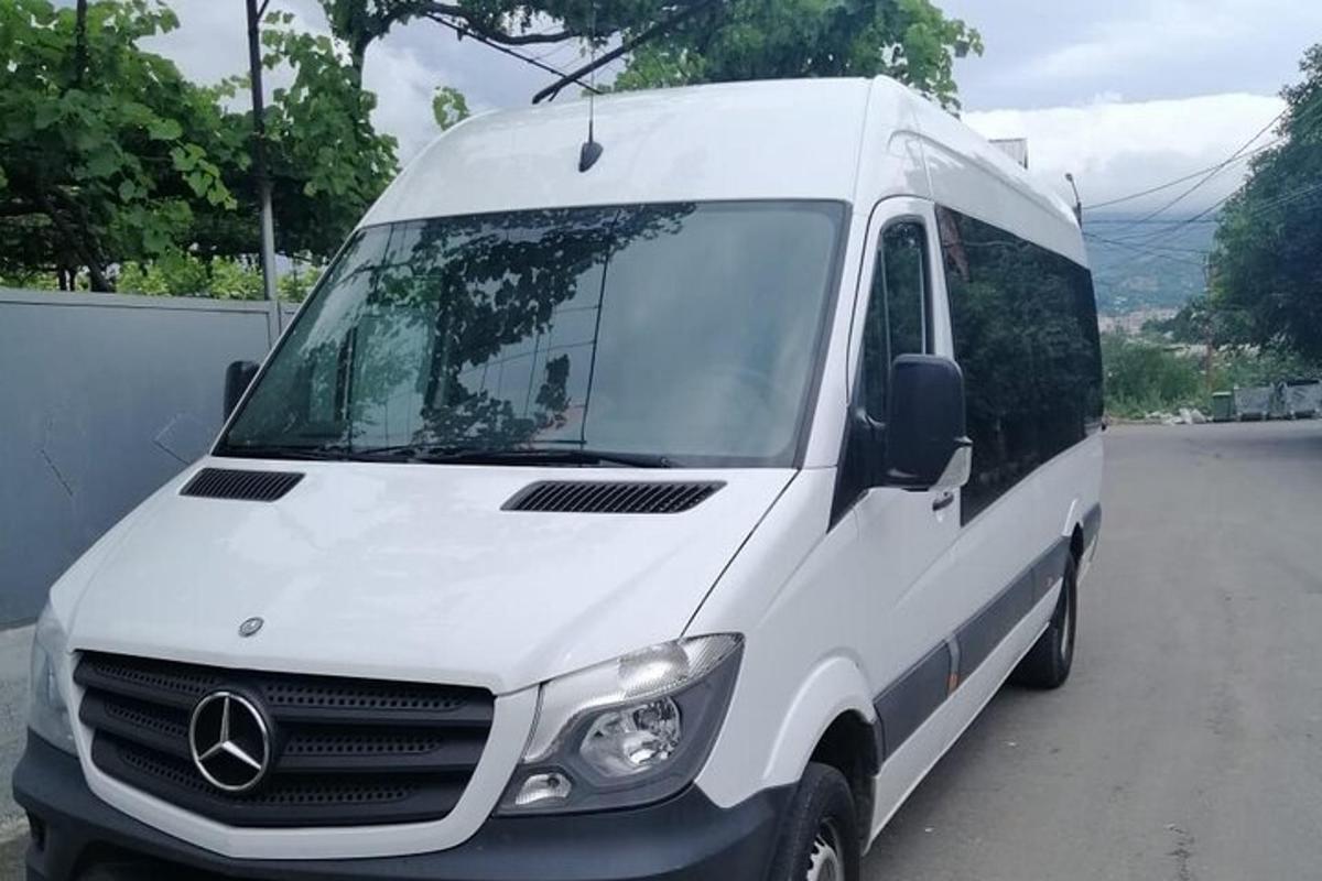 egy fehér furgon parkolt a parkolóban