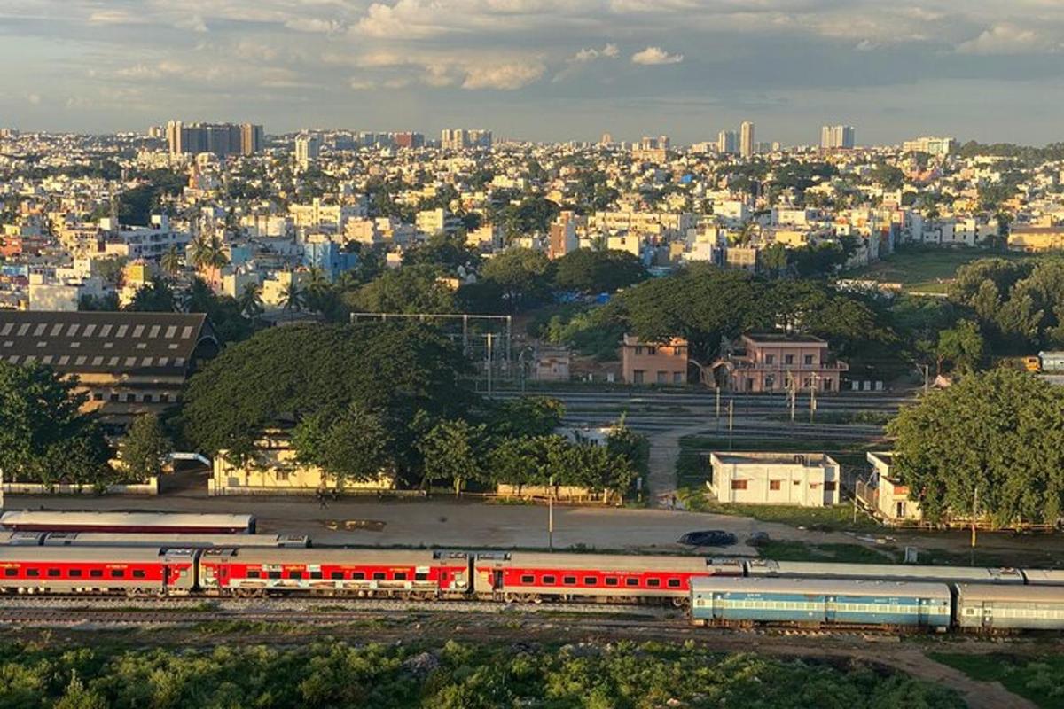 um trem vermelho está nos trilhos de uma cidade