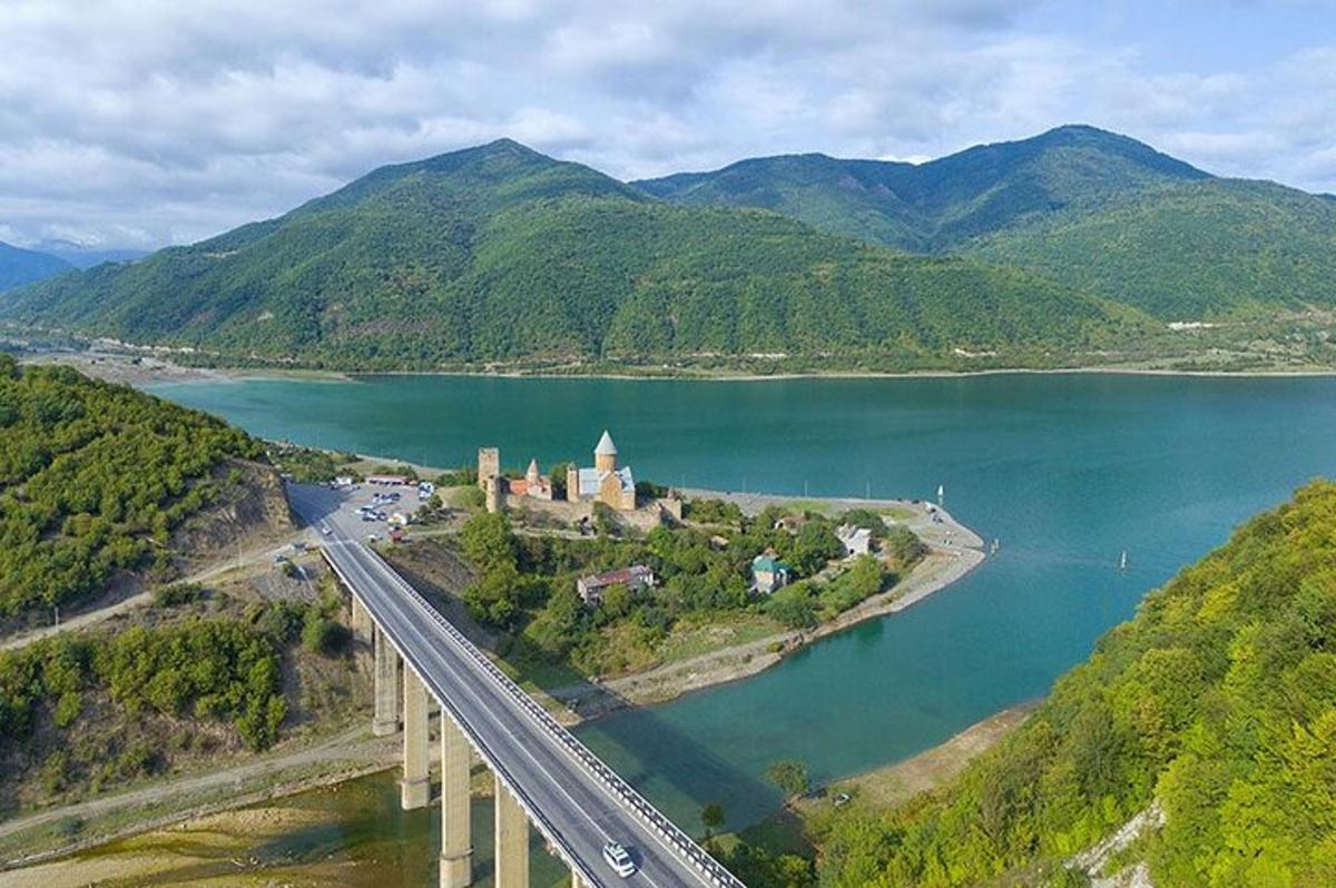 zračni pogled na grad na otoku v jezeru