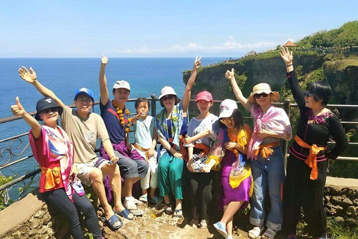um grupo de pessoas posando para uma foto perto do oceano