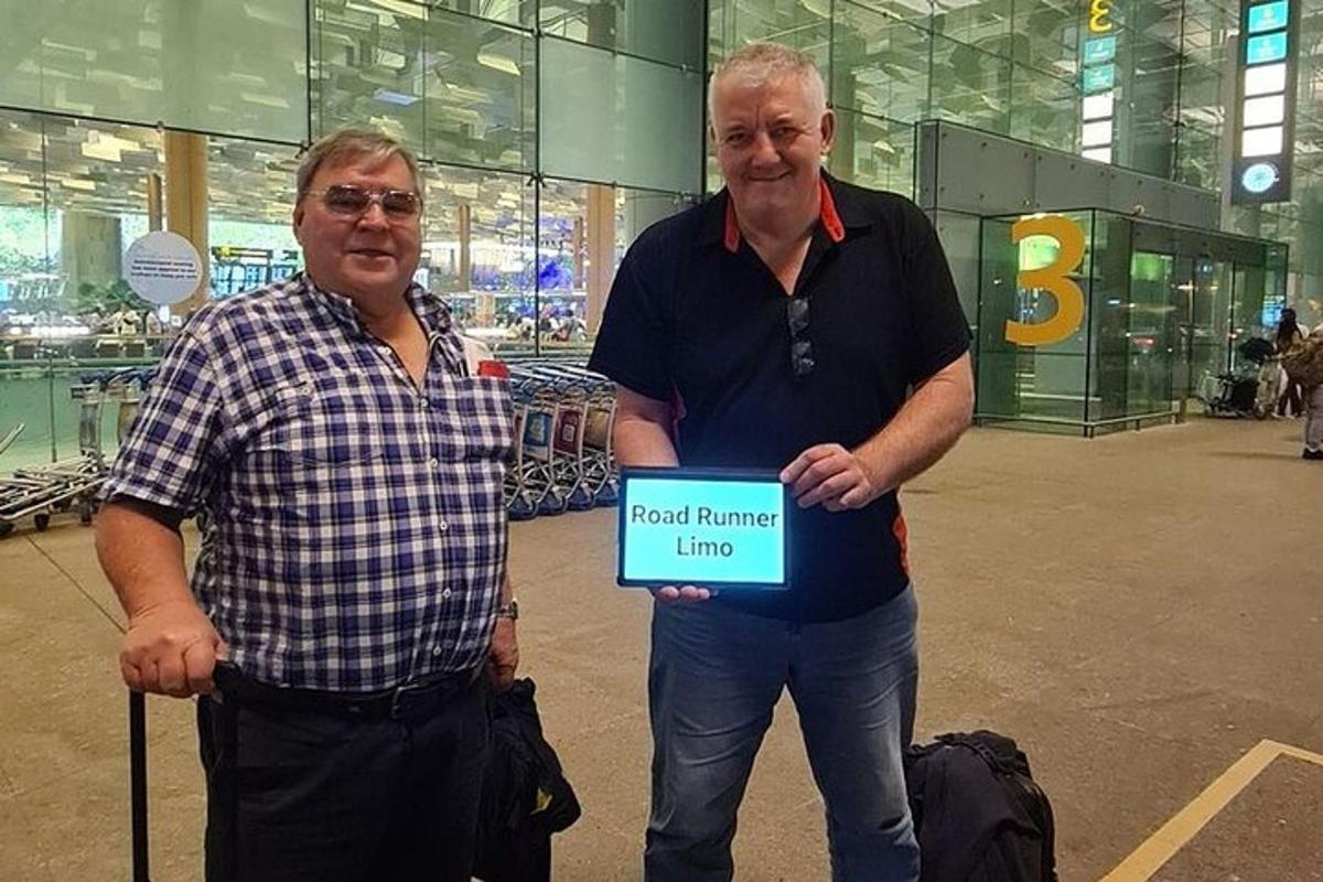 Ένας άνδρας και μια γυναίκα κρατούν μια πινακίδα σε ένα κατάστημα