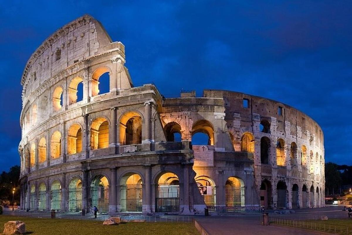 un grande edificio è illuminato di notte