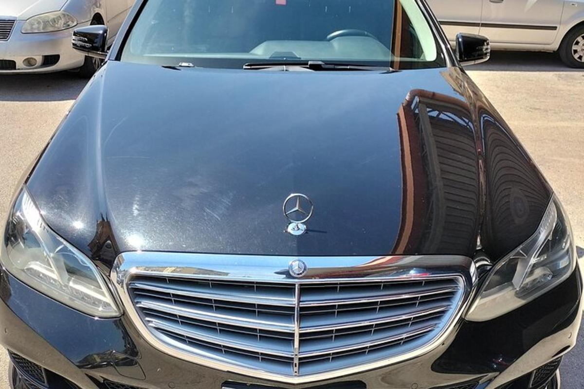 un'auto nera parcheggiata in un parcheggio