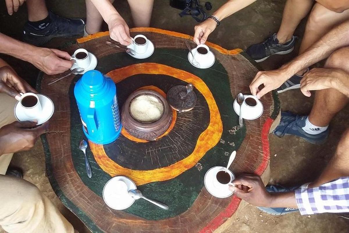 un gruppo di persone sedute attorno a un tavolo con delle tazze