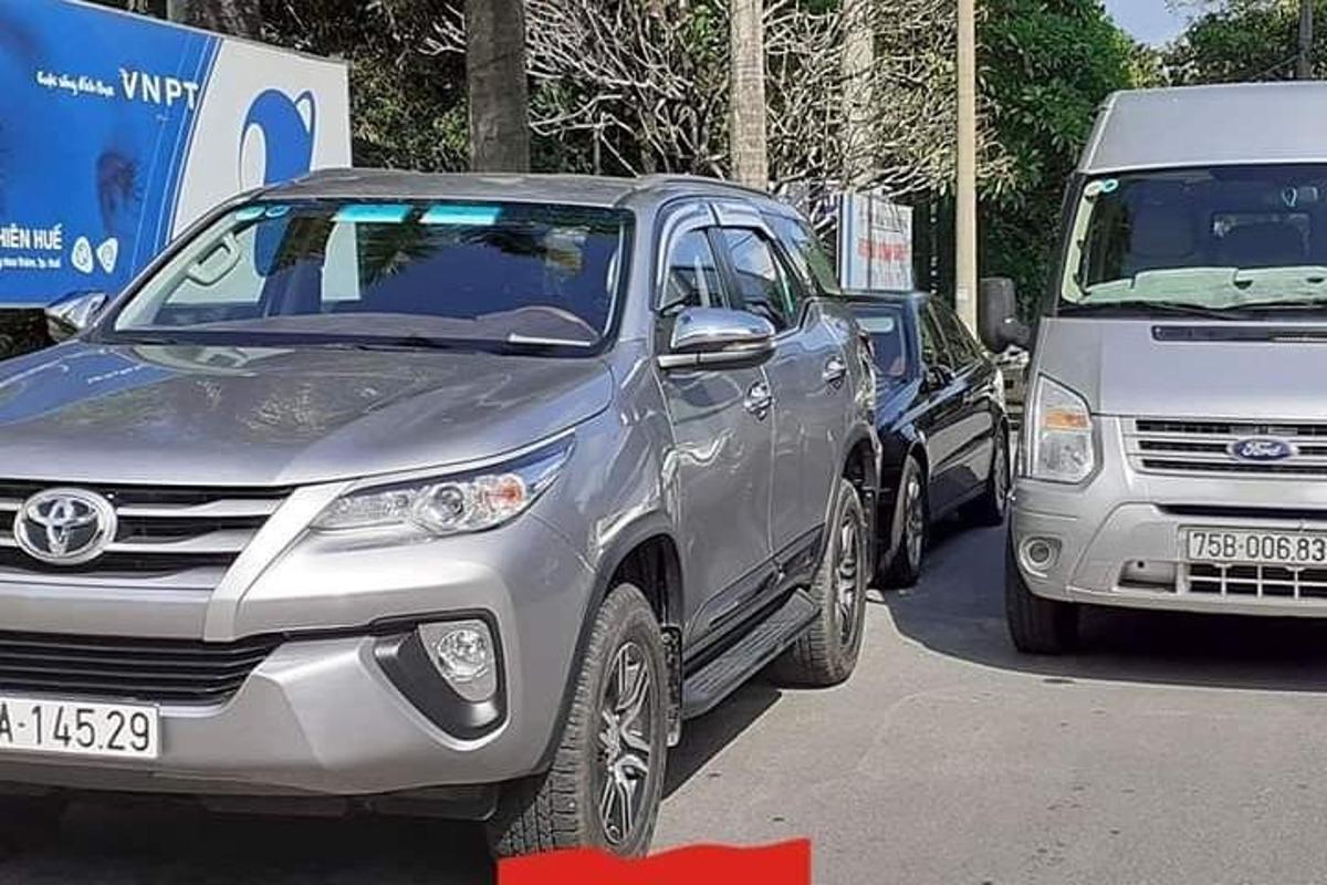 un'auto argentata parcheggiata accanto a un camion bianco