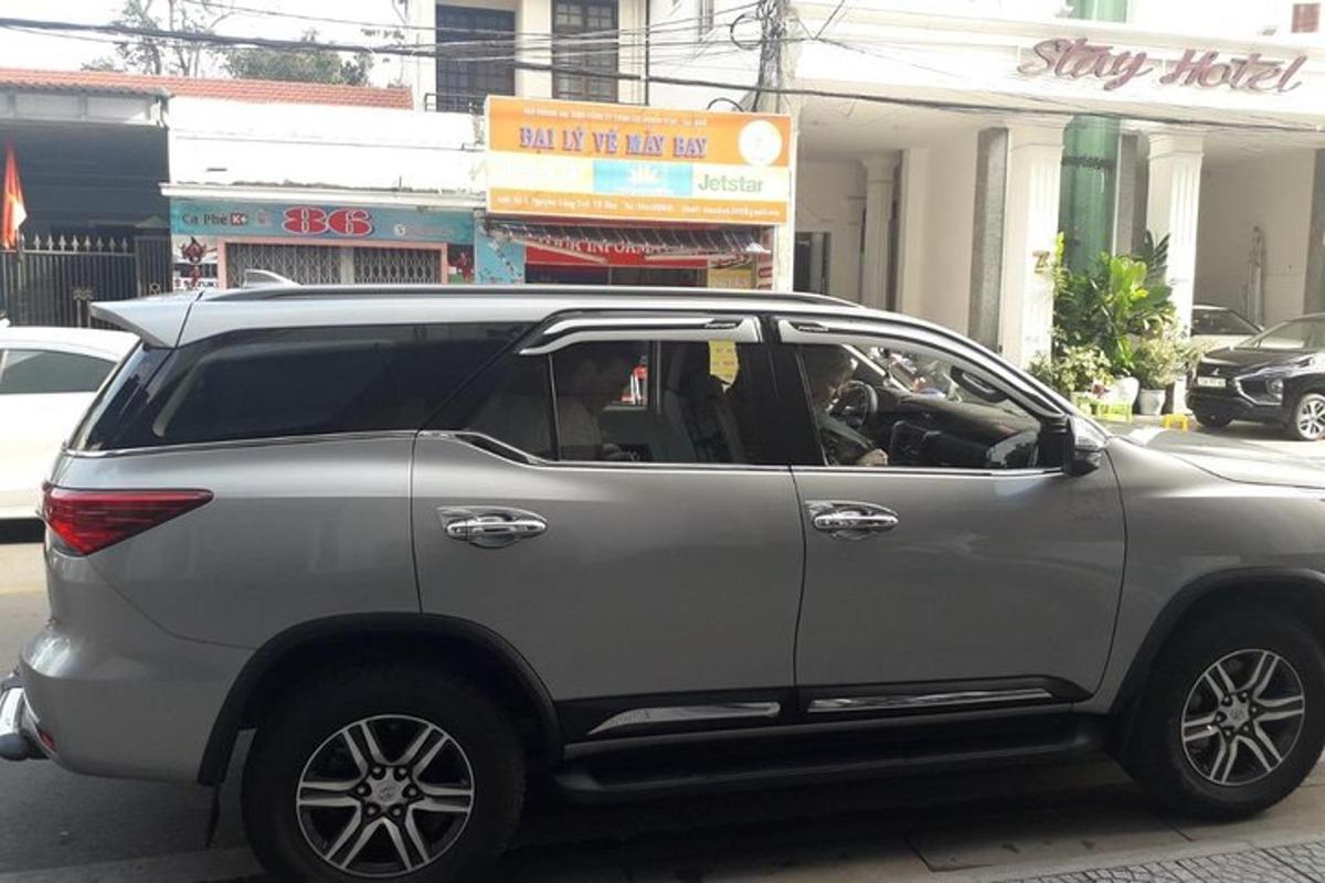 un SUV argentato parcheggiato sul ciglio di una strada