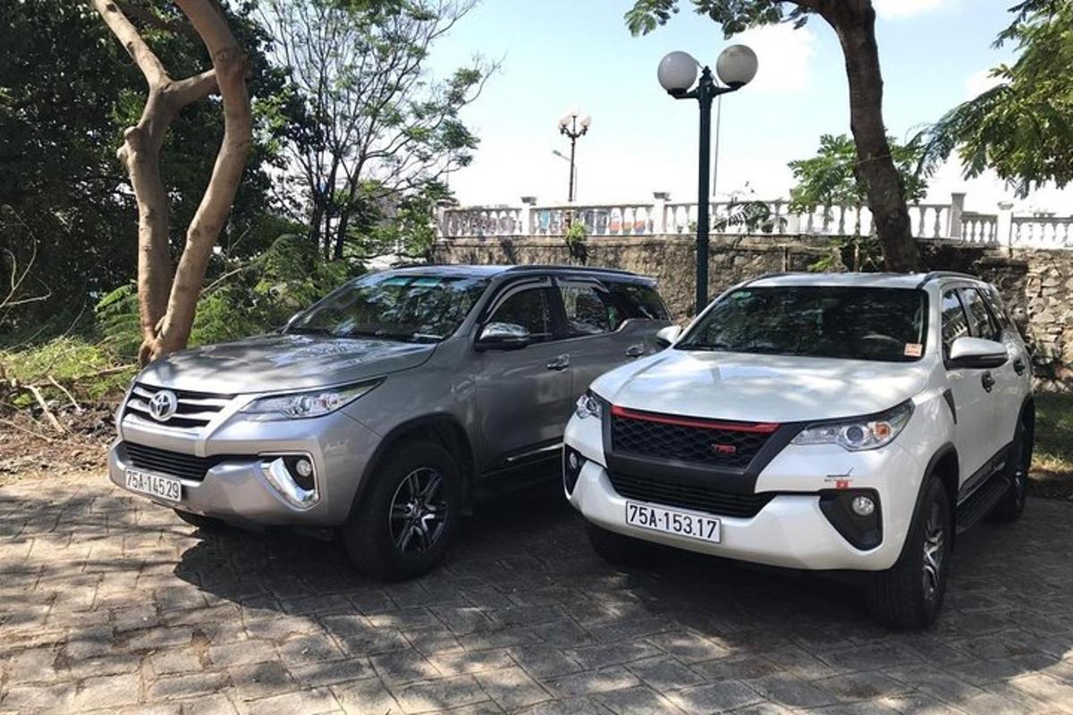 due auto parcheggiate una accanto all'altra su una strada