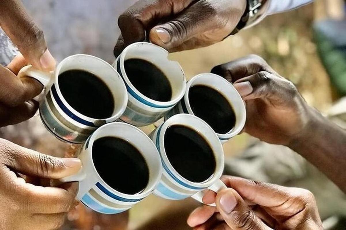 un gruppo di persone che tengono in mano tazze di caffè
