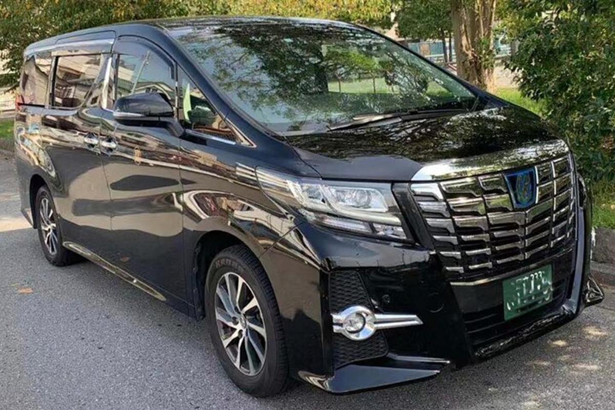 un furgone nero con una verniciatura mimetica parcheggiato