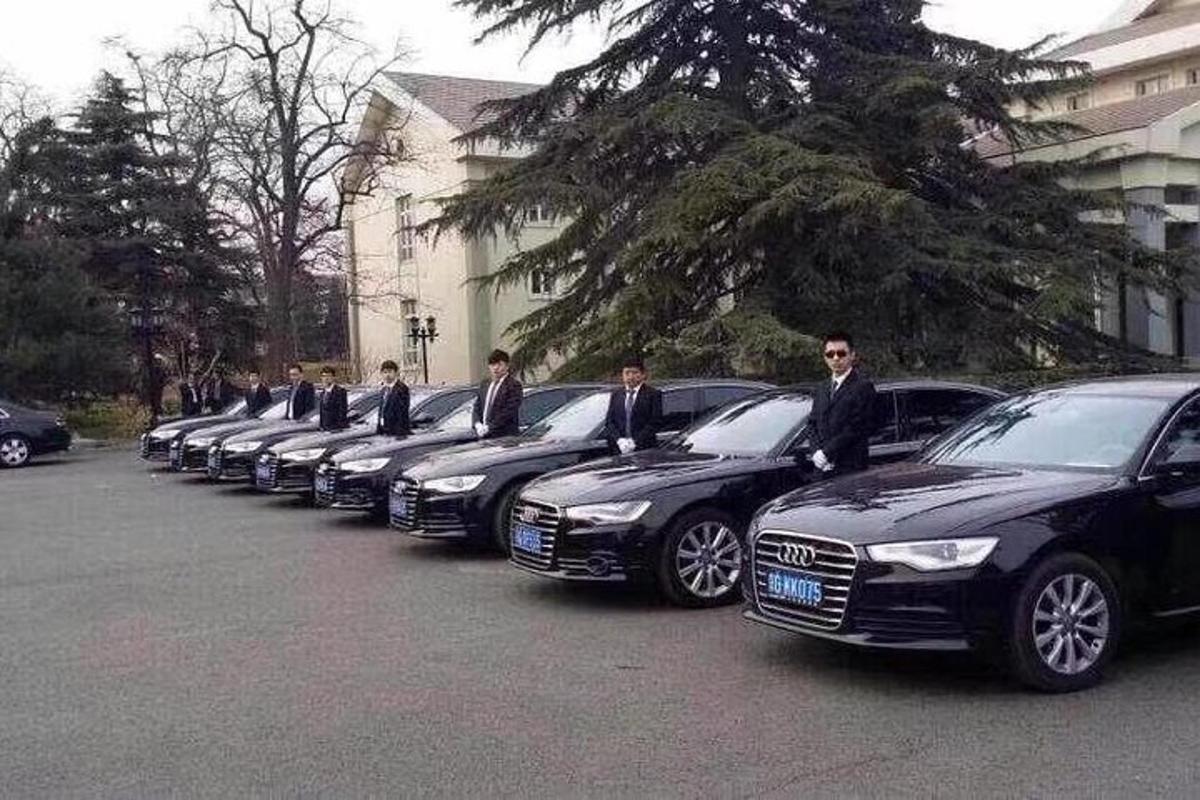 a line of cars lined up in a row