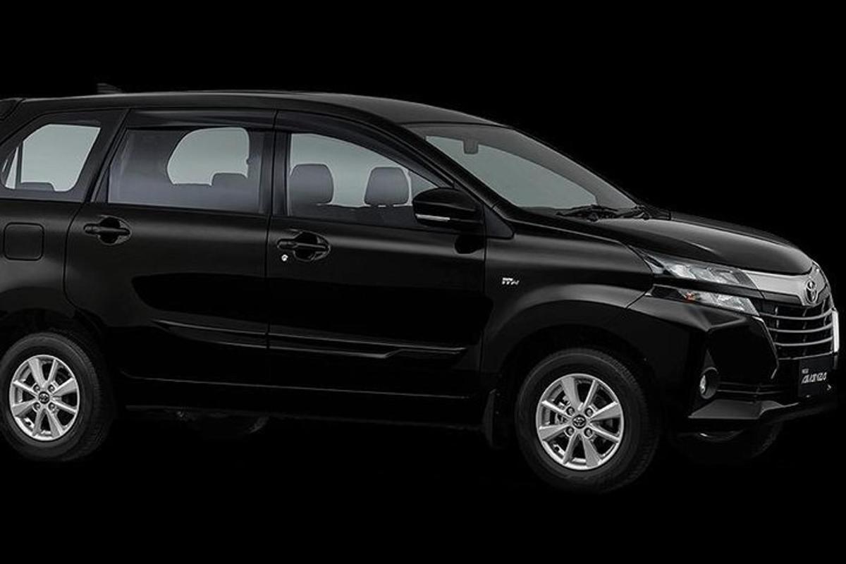 un SUV nero parcheggiato su uno sfondo nero