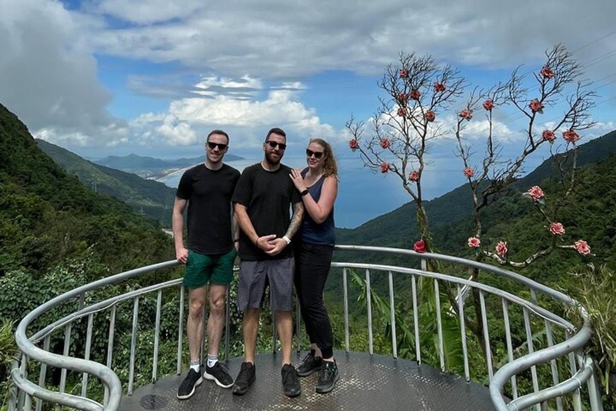 skupina tří lidí pózujících pro fotografii na hoře
