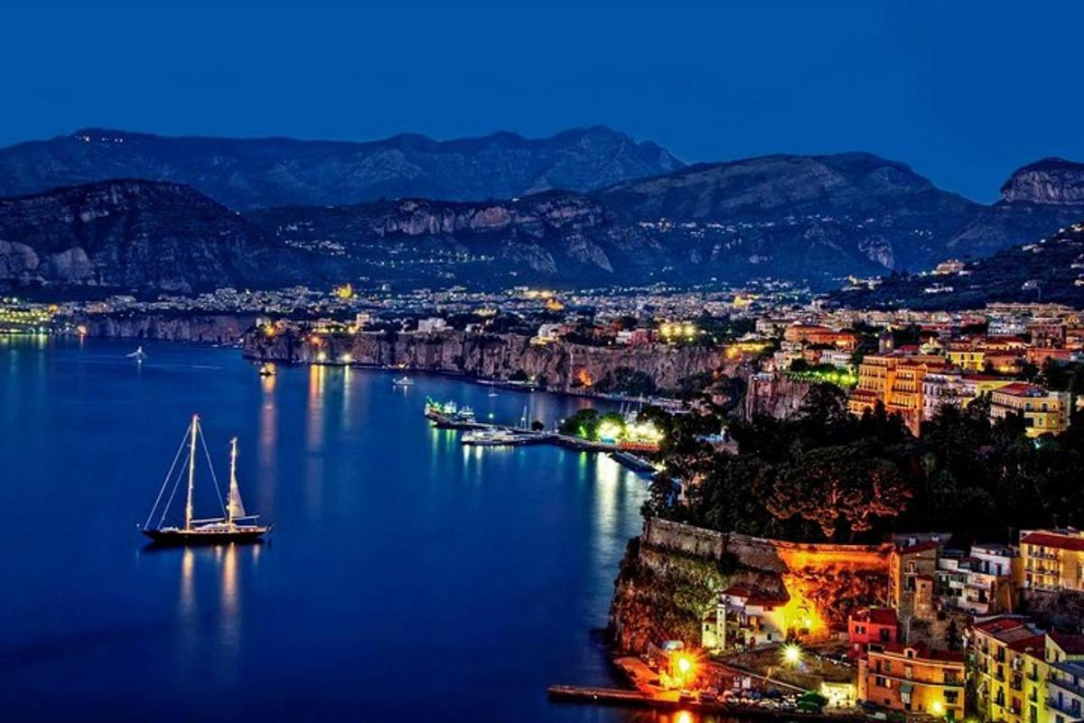una barca in un grande specchio d'acqua di notte