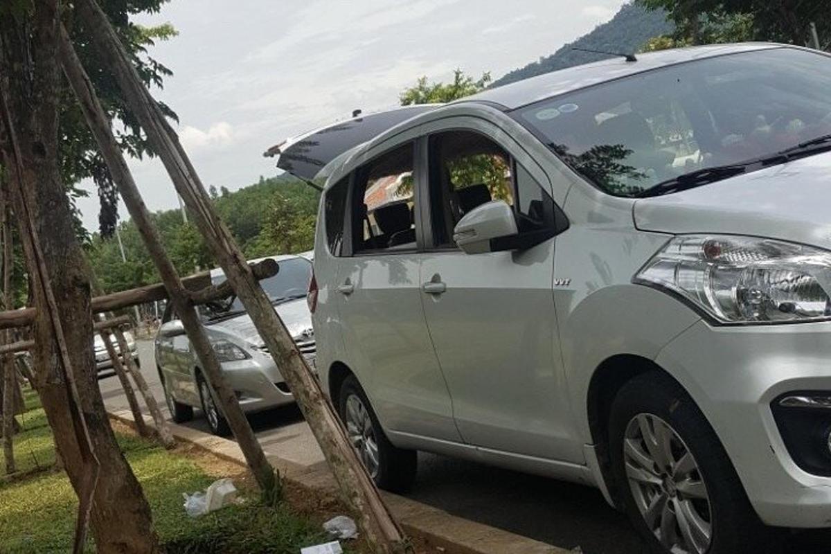 Un coche blanco estacionado en un estacionamiento