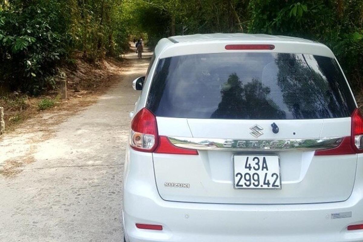 Un coche blanco aparcado al costado de una carretera