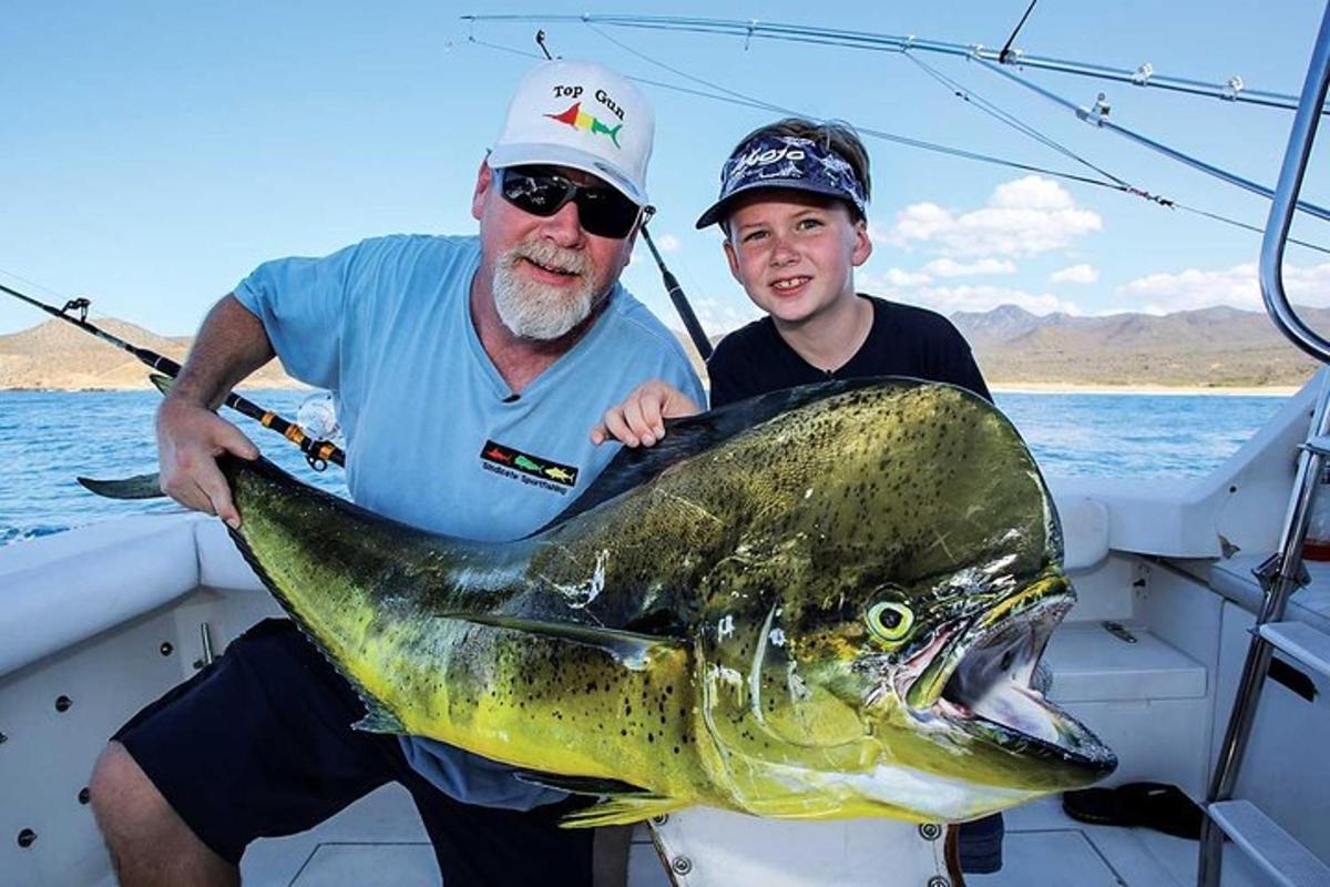 due uomini su una barca con un grosso pesce