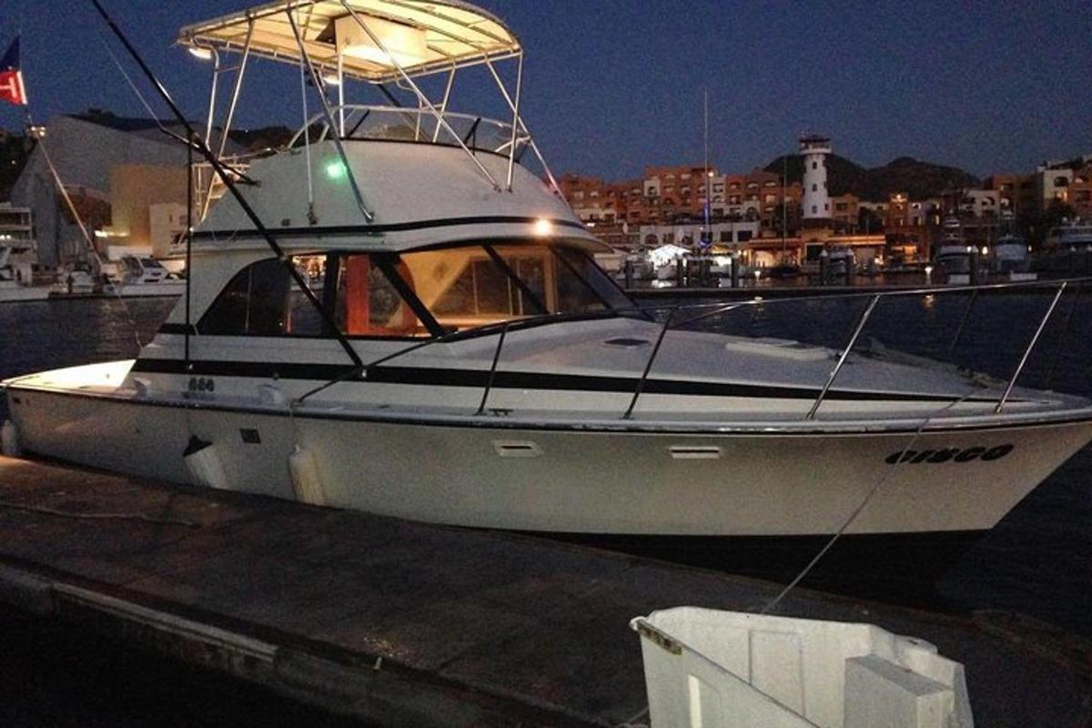 una barca bianca seduta nell'acqua di notte