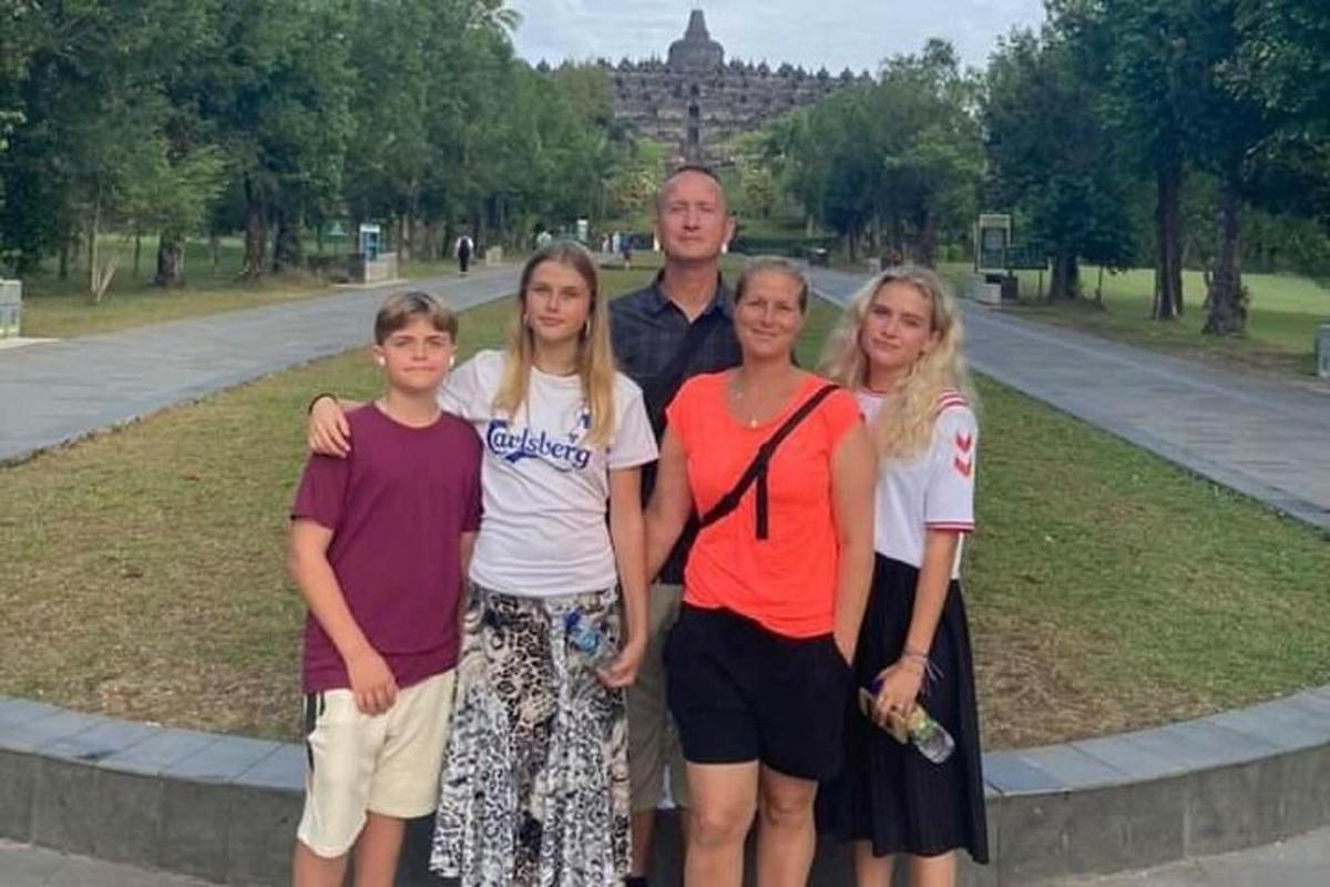 породица позира за фотографију у парку