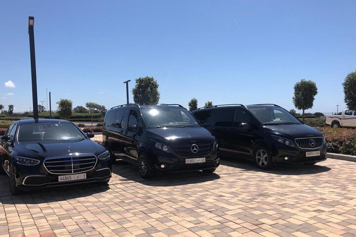 tre veicoli parcheggiati uno accanto all'altro in un parcheggio