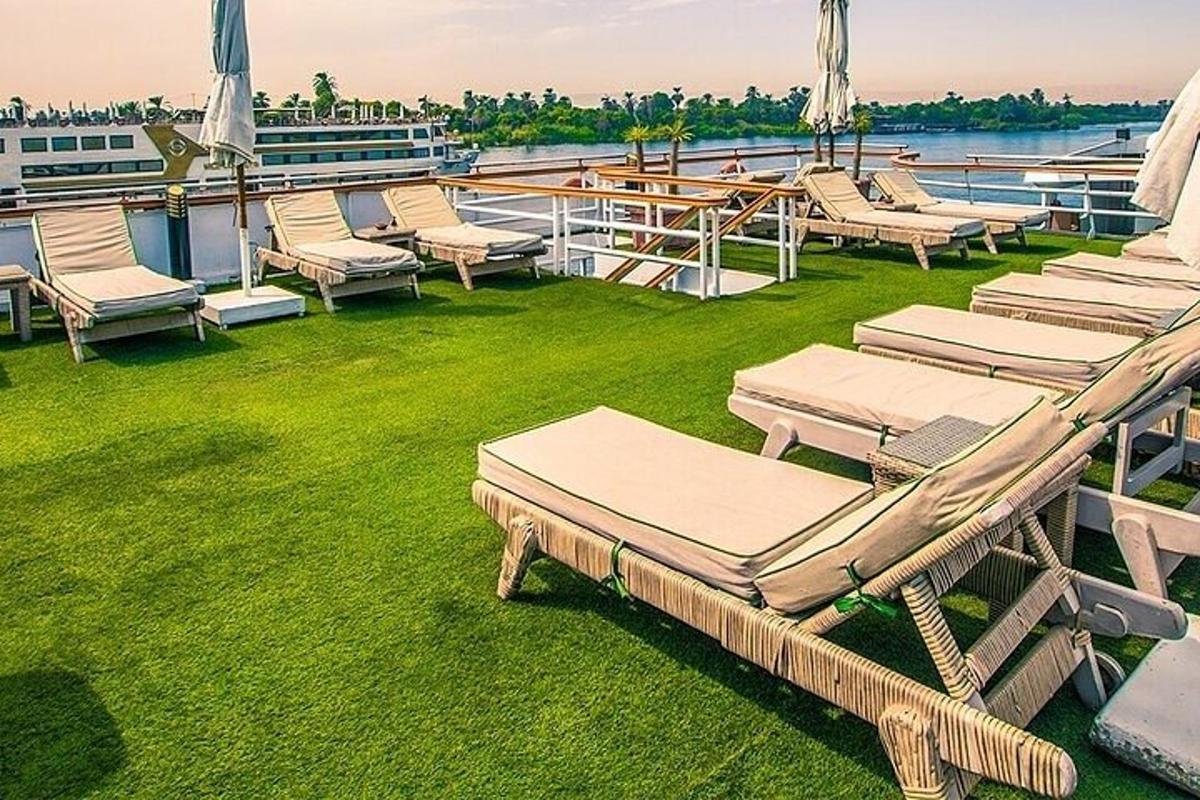 una fila di chaise longue su una barca