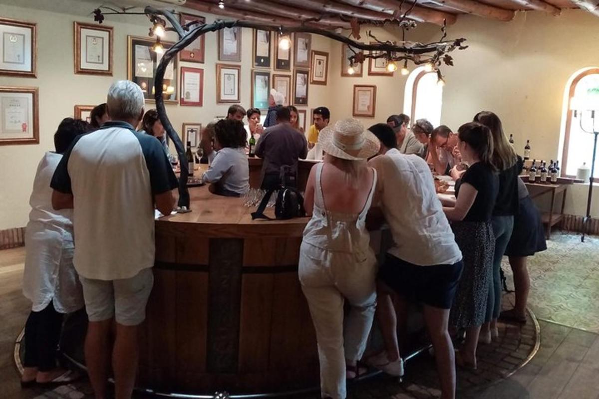 en gruppe mennesker, der står omkring en bar