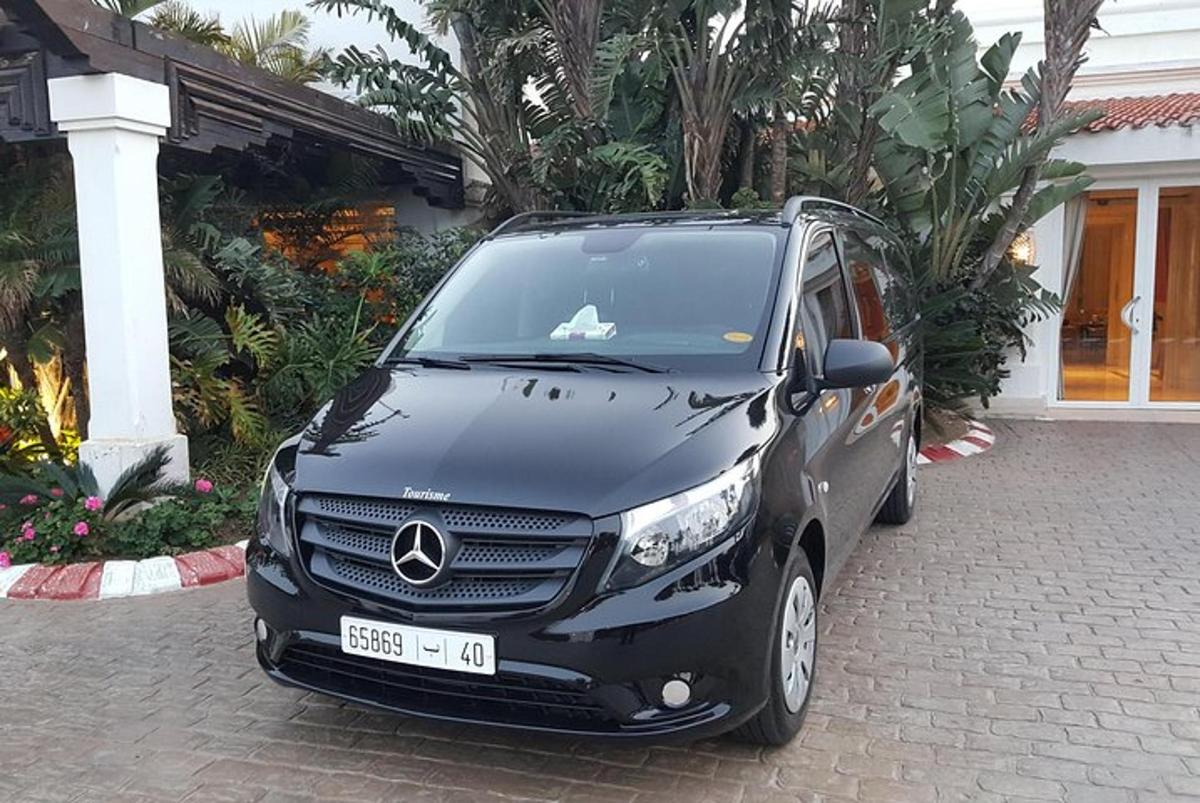 un'auto nera parcheggiata davanti a una casa