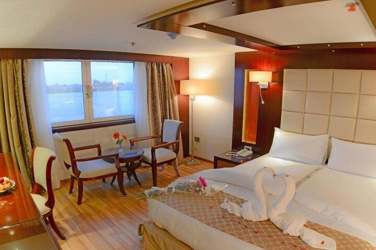 una camera d'albergo con un letto, un tavolo e delle sedie