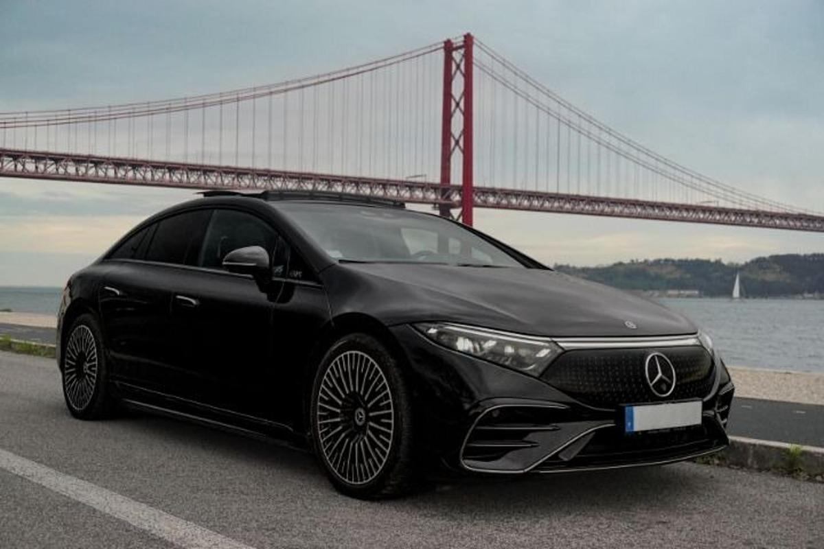 černé auto je zaparkované před mostem