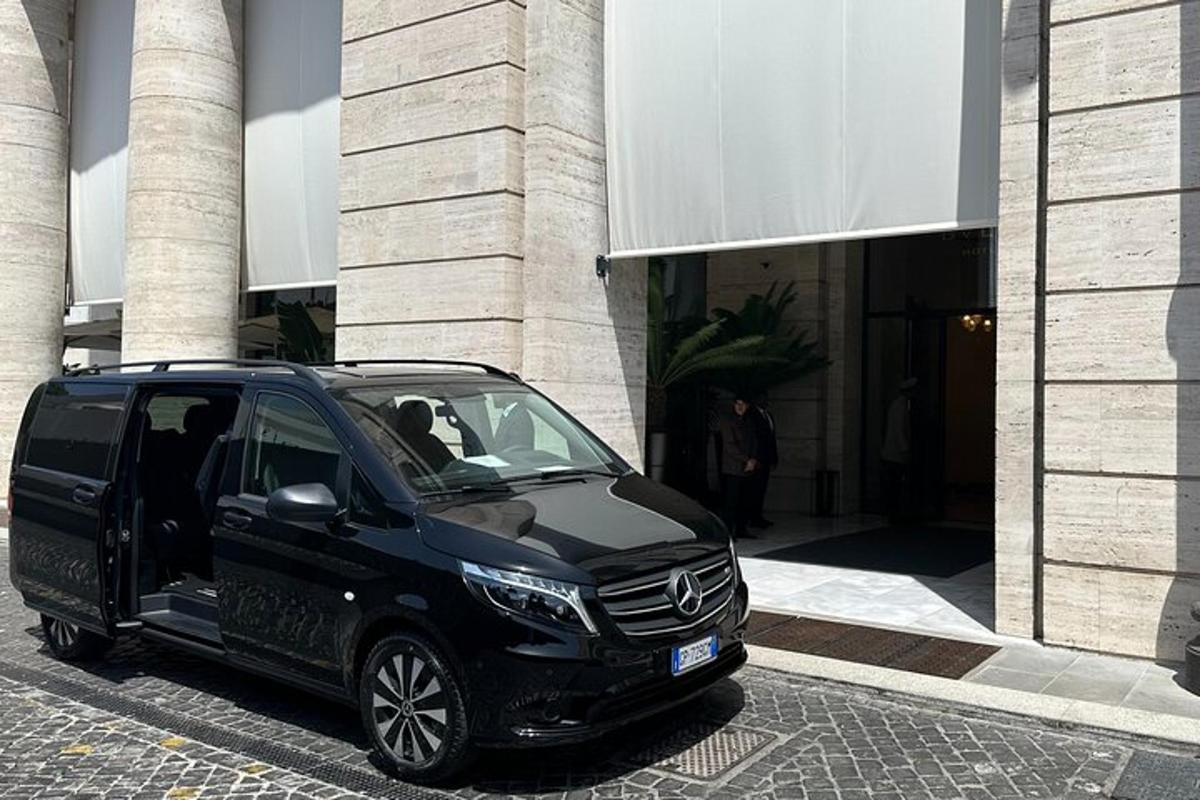 must auto pargitud hoone ette