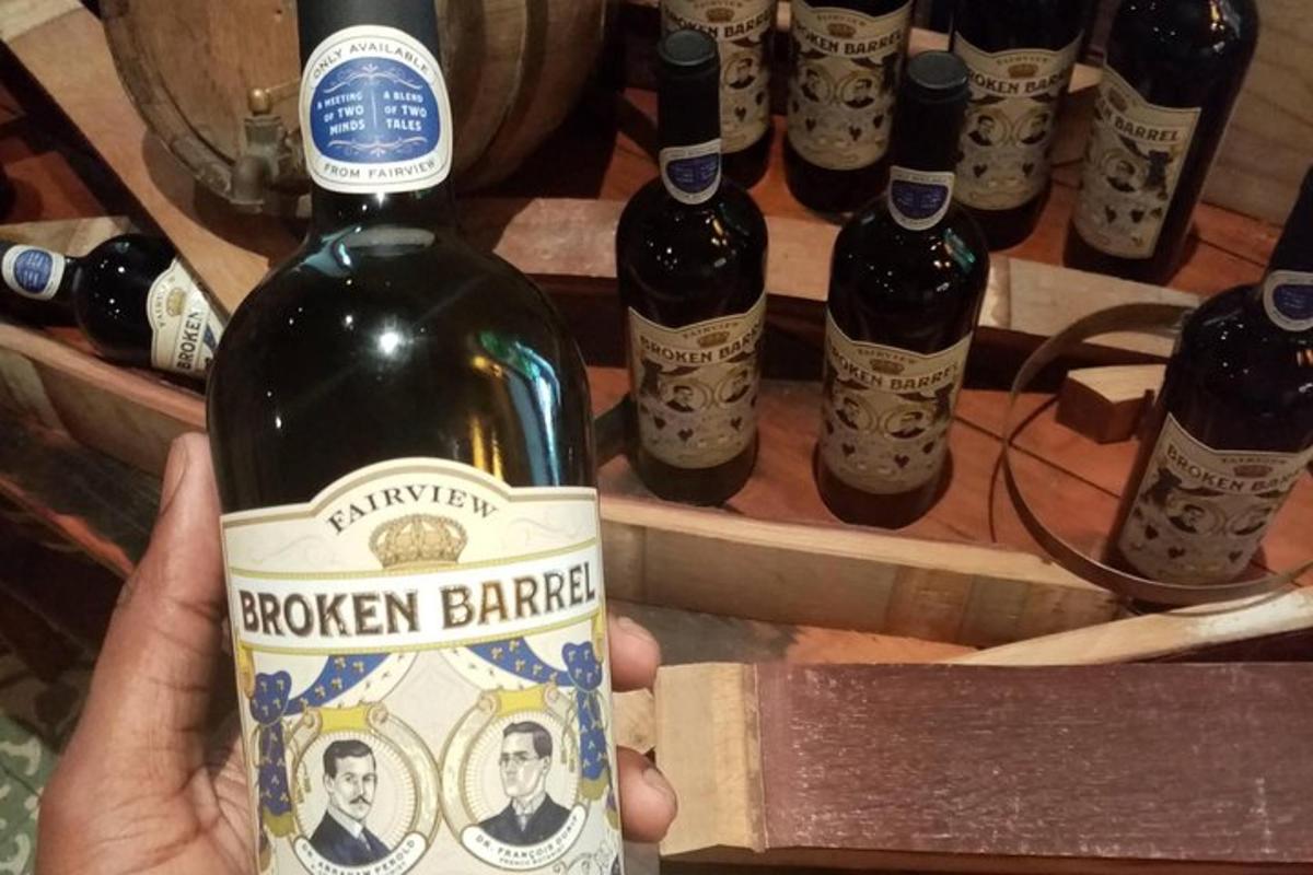 en person, der holder en flaske vin op