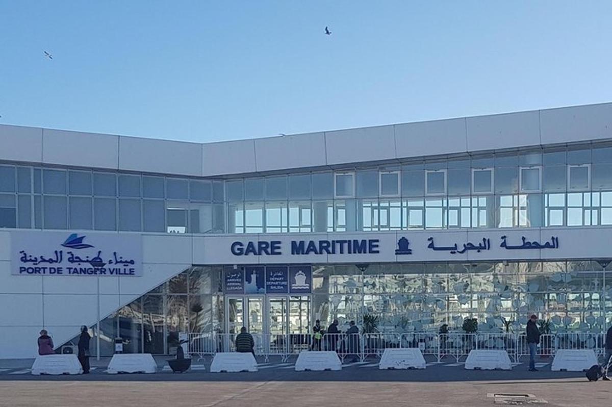 un grande edificio con un cartello che recita "gatemitearine"