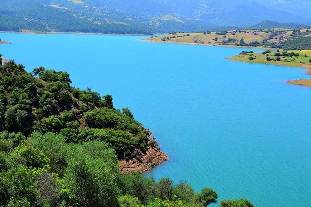 une vue sur un grand lac bleu avec des arbres