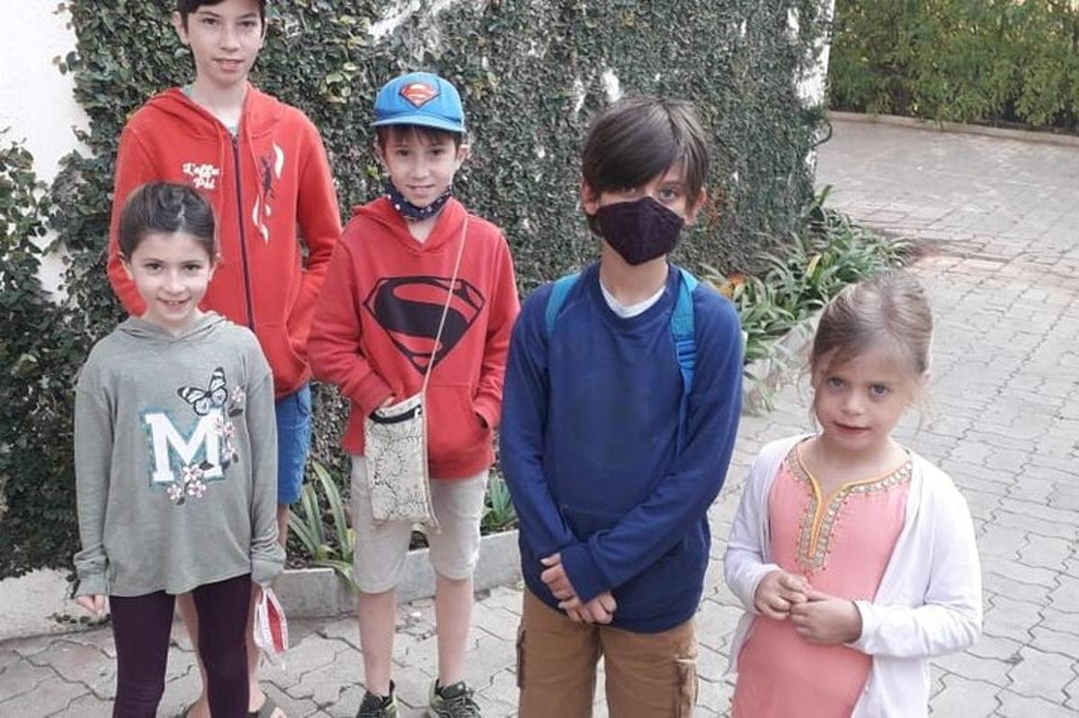 skupina dětí stojících vedle sebe