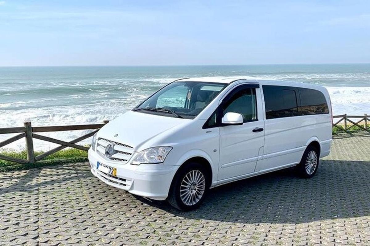 un furgone bianco parcheggiato vicino alla spiaggia