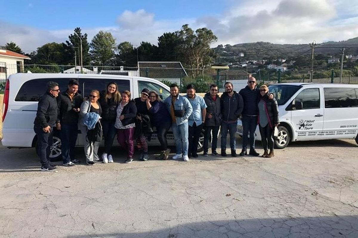 un gruppo di persone in piedi davanti a un furgone