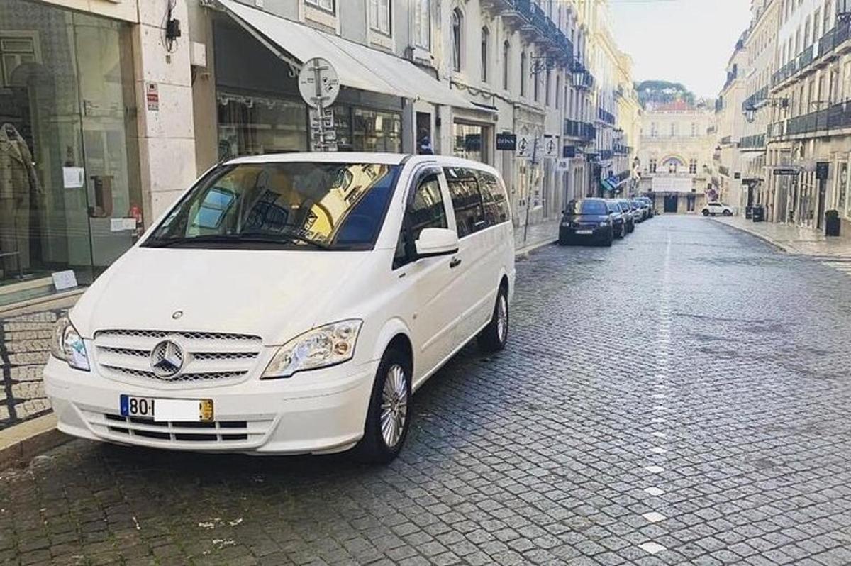 un'auto bianca parcheggiata su una strada acciottolata