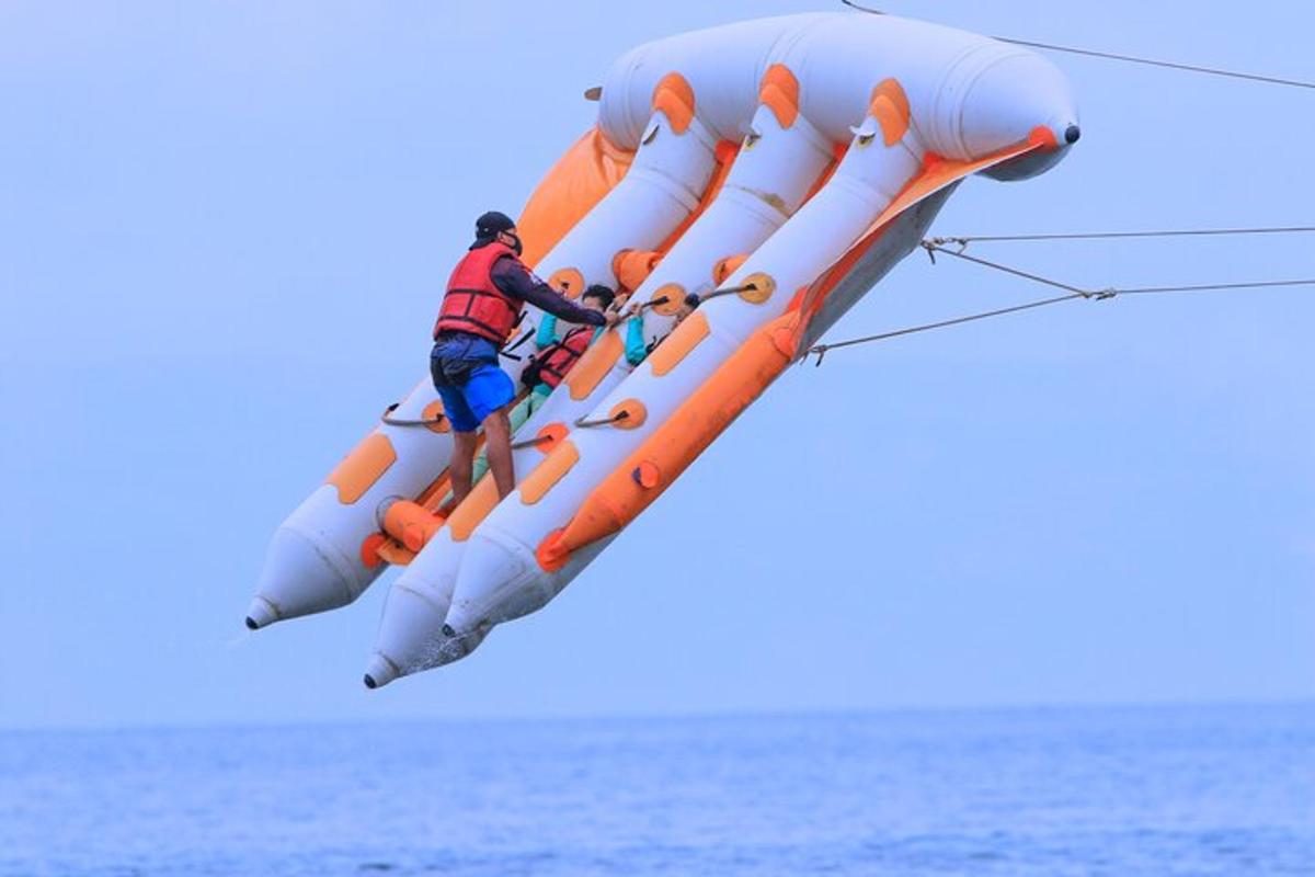 Un hombre montado en una balsa inflable en el océano.