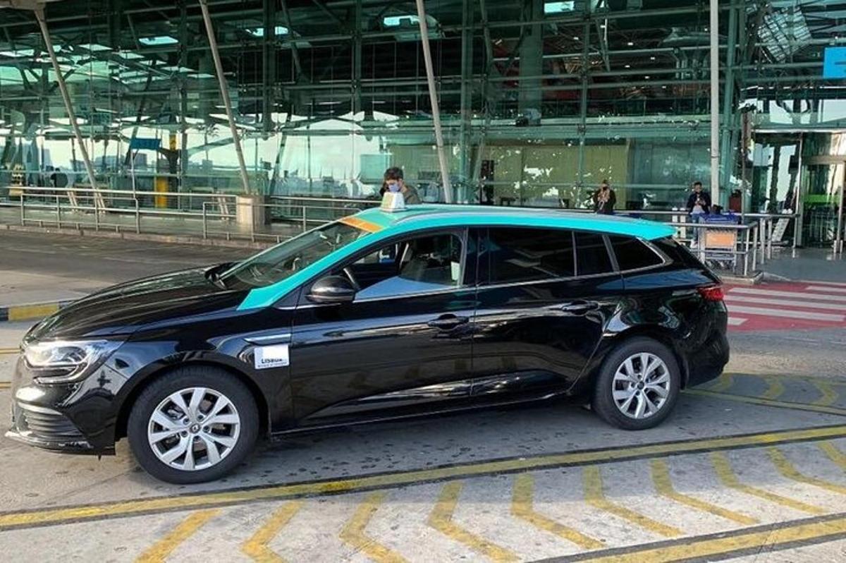 un'auto nera con il tetto blu su una strada
