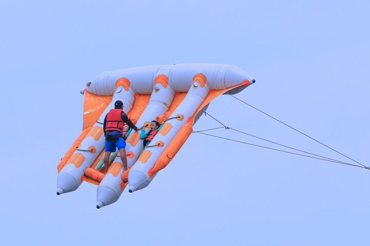 Un hombre está viajando en una balsa inflable