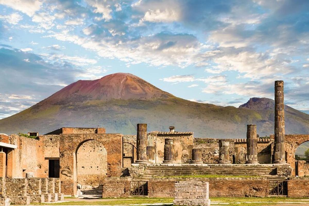 un antico edificio con una montagna sullo sfondo