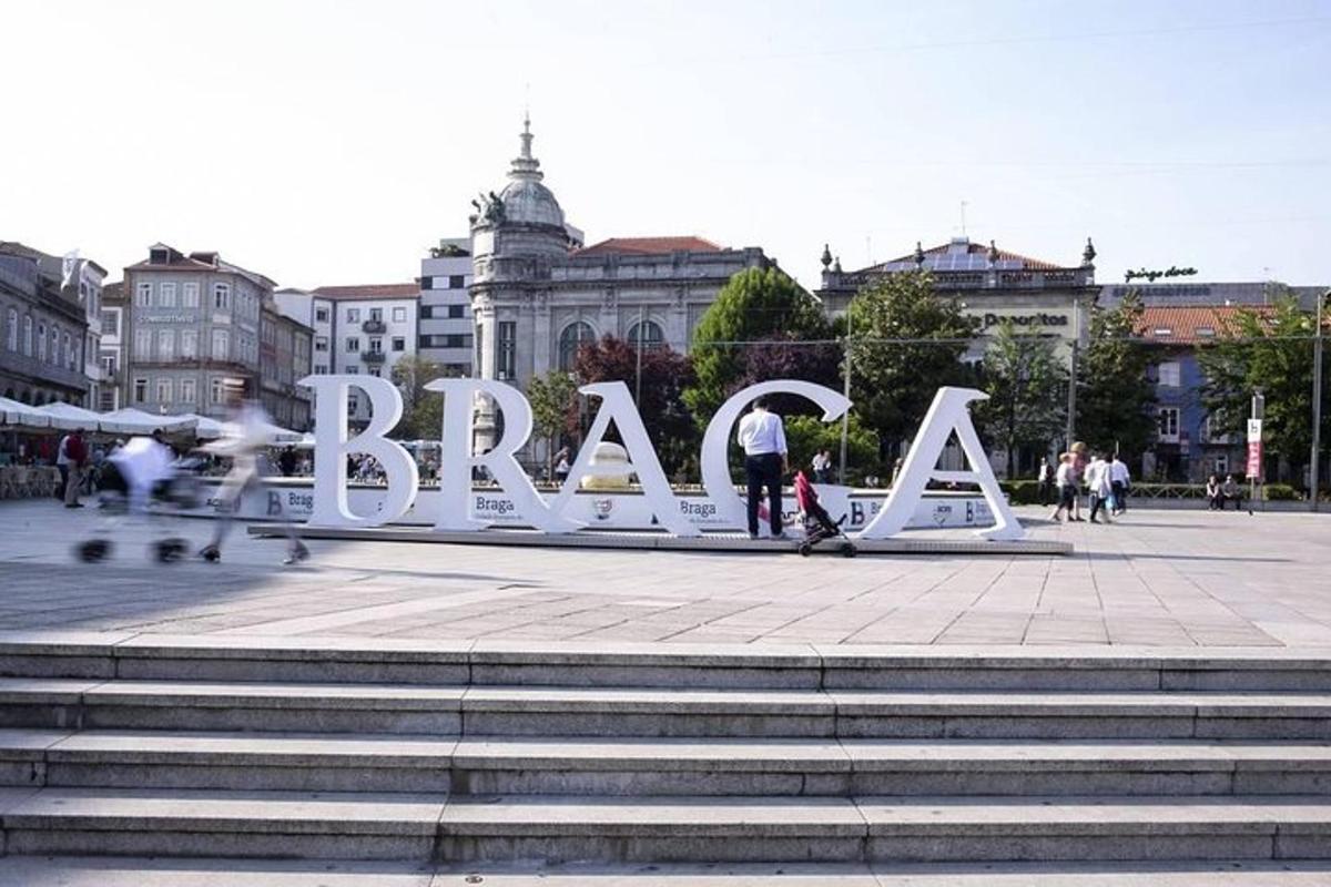 velká cedule s nápisem braganza ve městě
