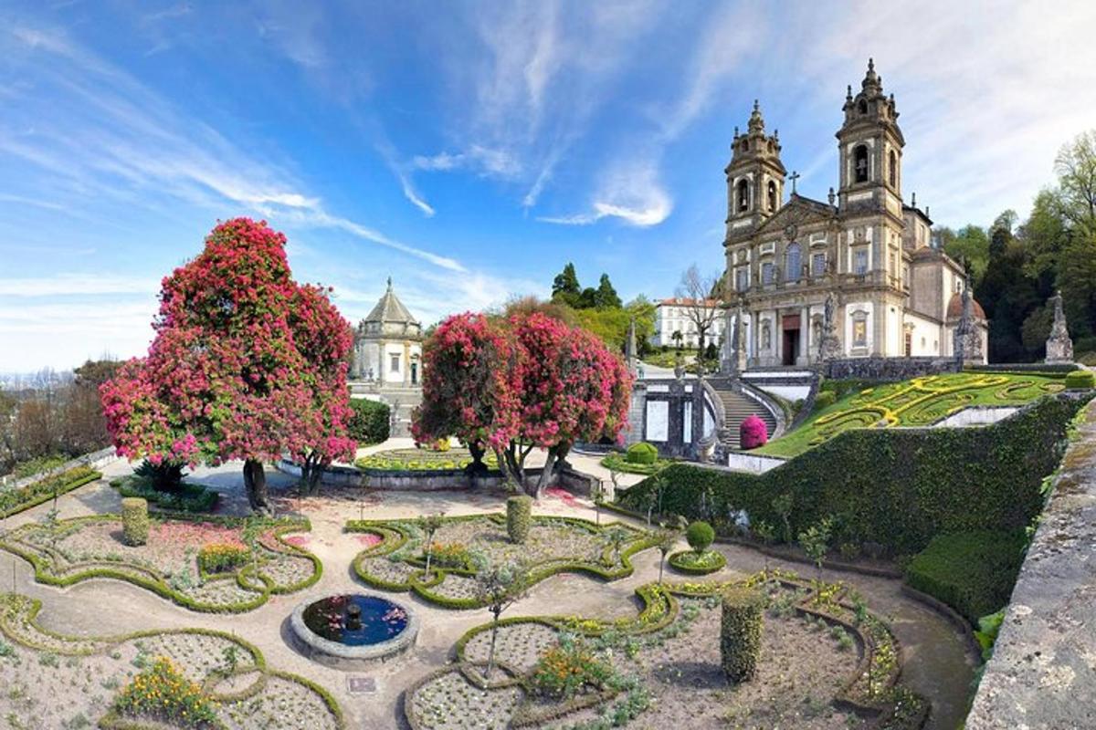 un gran edifici amb un jardí al davant