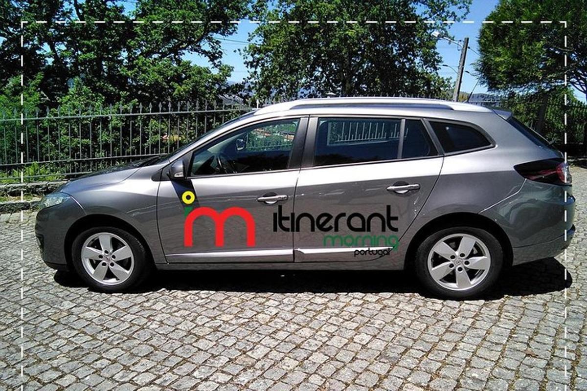 malé stříbrné auto s cedulí na boku