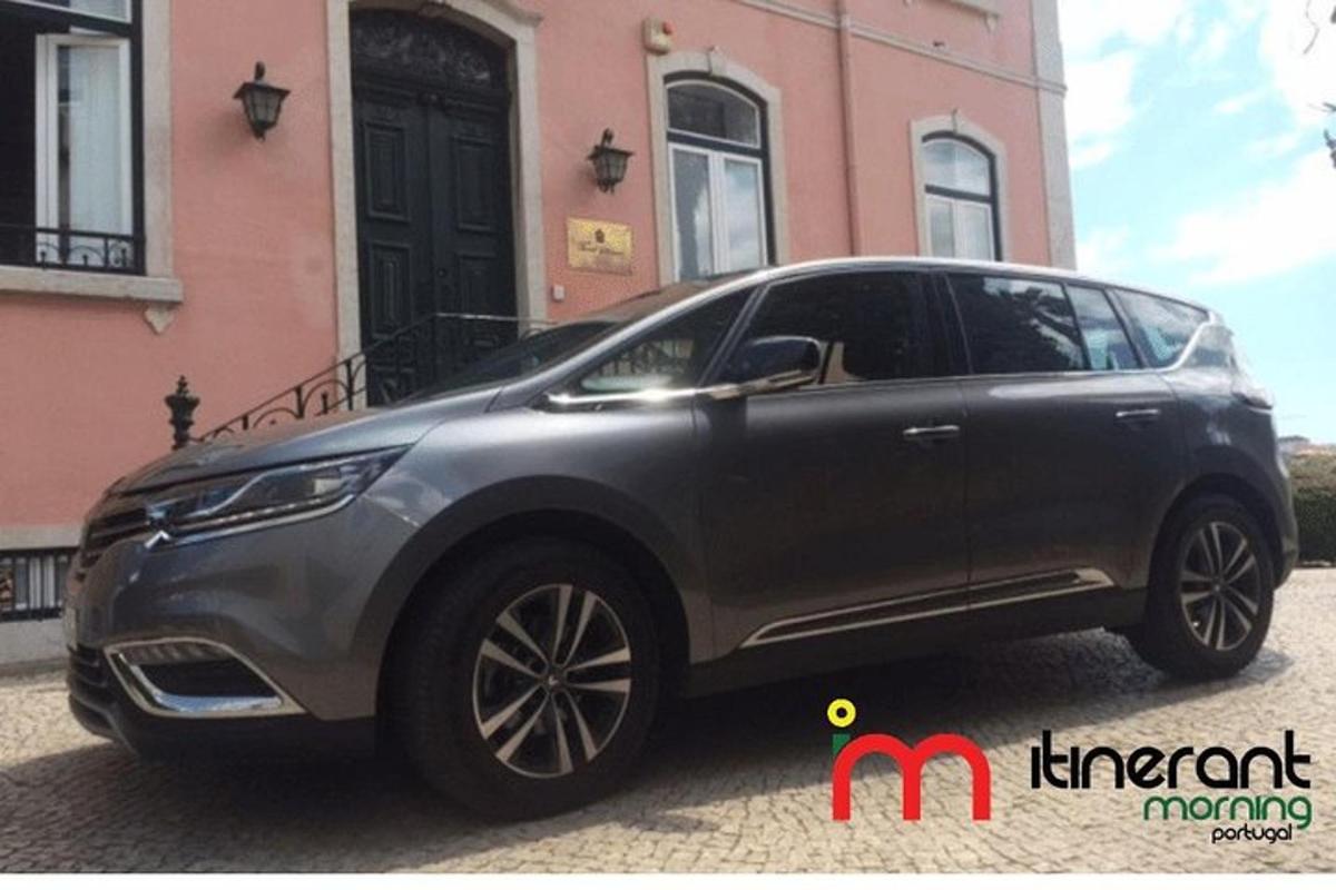 un cotxe platejat aparcat davant d'una casa