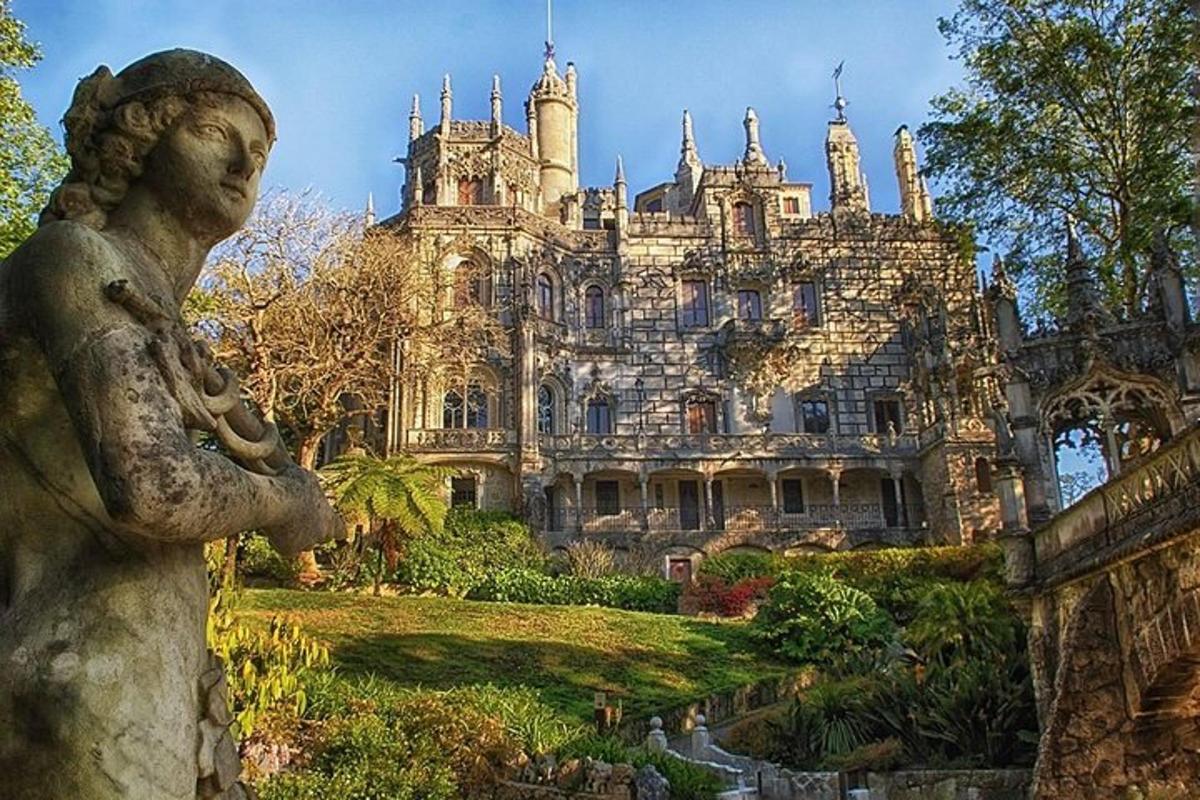 una estàtua davant d'un gran edifici