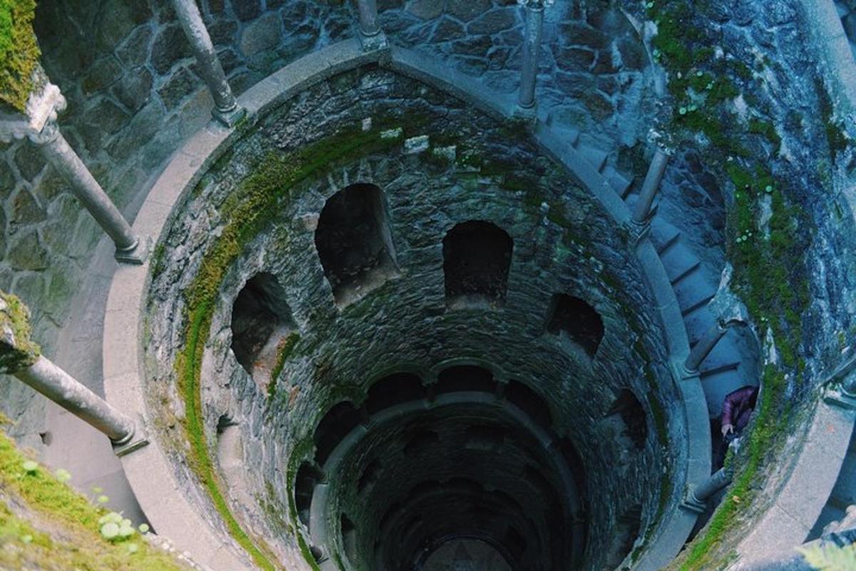 ein Blick auf einen dunklen Tunnel, durch den eine Person geht