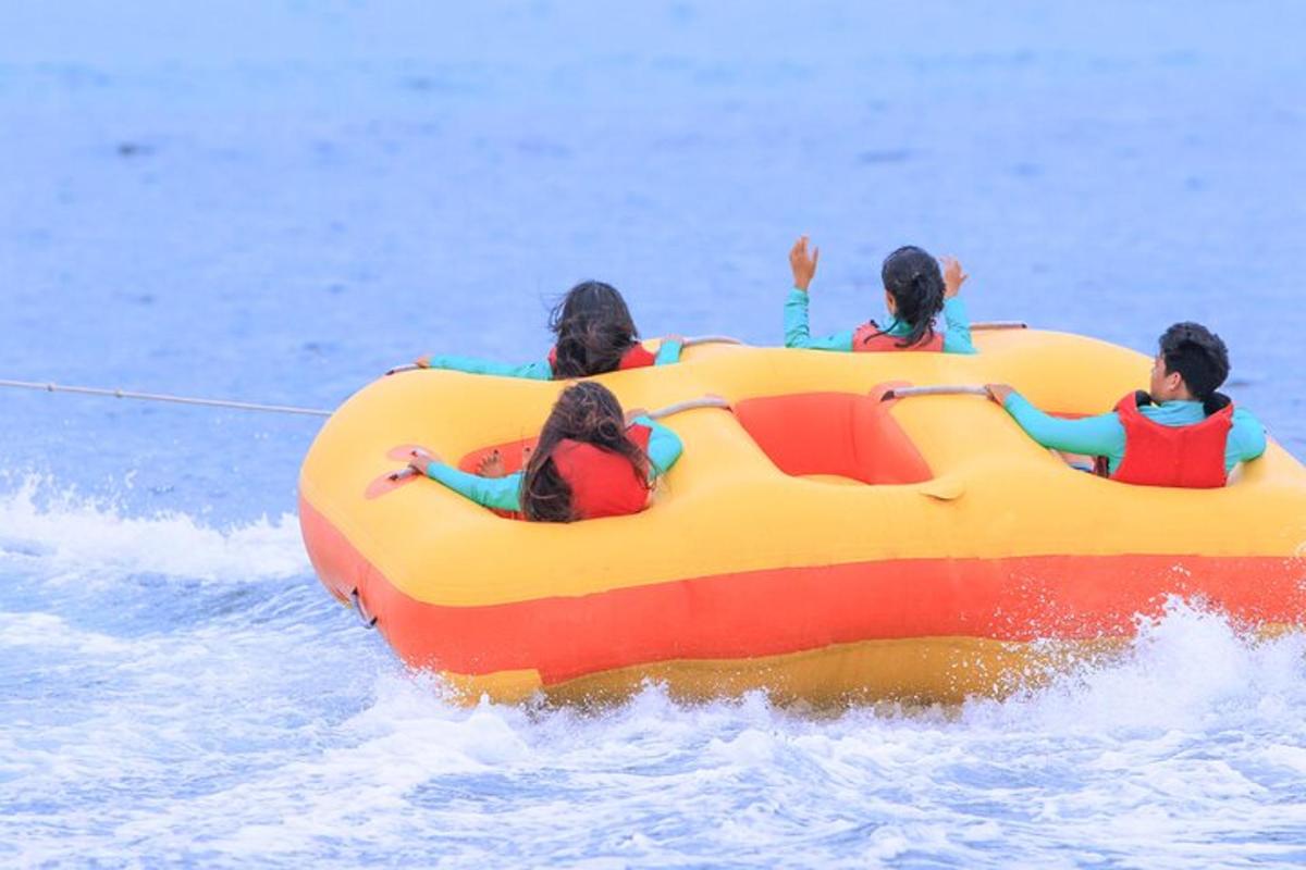 skupina lidí jedoucích na raftu ve vodě