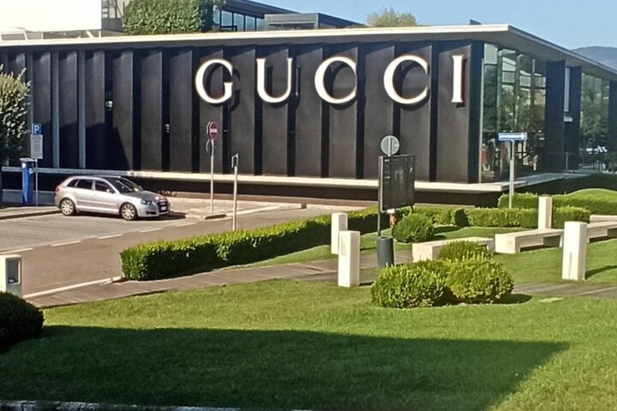 un'auto è parcheggiata davanti a un edificio Gucci